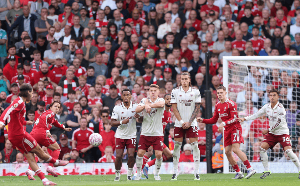 水晶宫与斯特拉斯堡赛前，维埃拉现身法国酒吧和球迷一起观战（水晶宫战斯特拉斯堡前，维埃拉现身法国酒吧与球迷同看比赛）