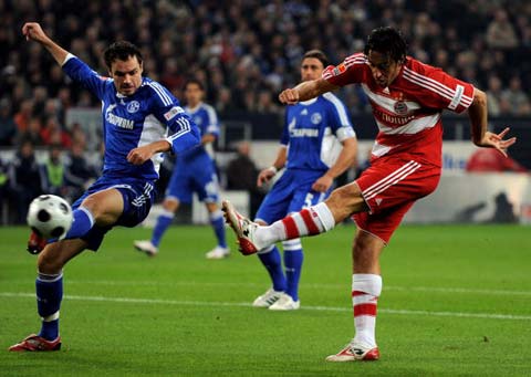 小将赛后拥抱母亲太感人（赛后小将与母亲相拥，场面动人）