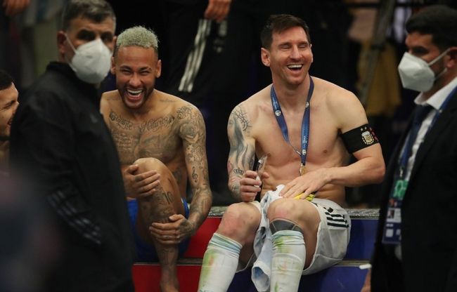 阿勒代斯：萨拉赫签了肥约状态就下滑，利物浦应让他闭嘴走人（阿勒代斯：萨拉赫续巨约后表现走低，利物浦应让他噤声离队）