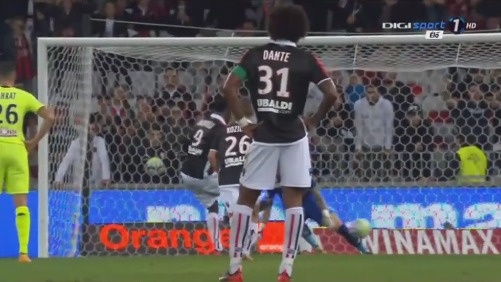 玉昆球迷在机场深情送别安德森，安德森的回应藏着太多不舍（玉昆球迷机场深情送行安德森，他的回应难掩不舍）