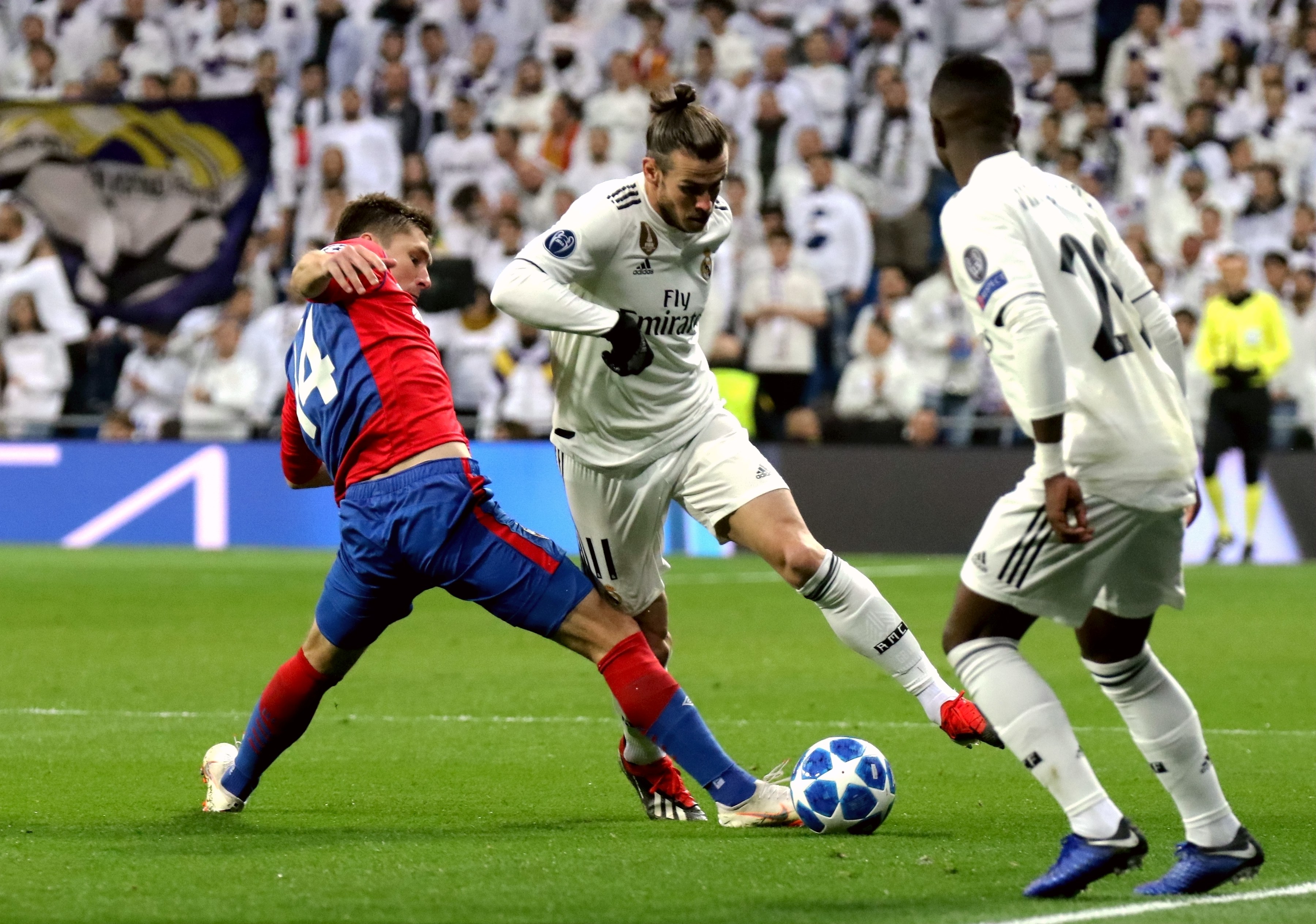 TA：亚马尔踢10号位表现出色，让弗里克排阵有了更多选择（TA：亚马尔司职10号位表现惊艳，弗里克排兵布阵选择更充裕）