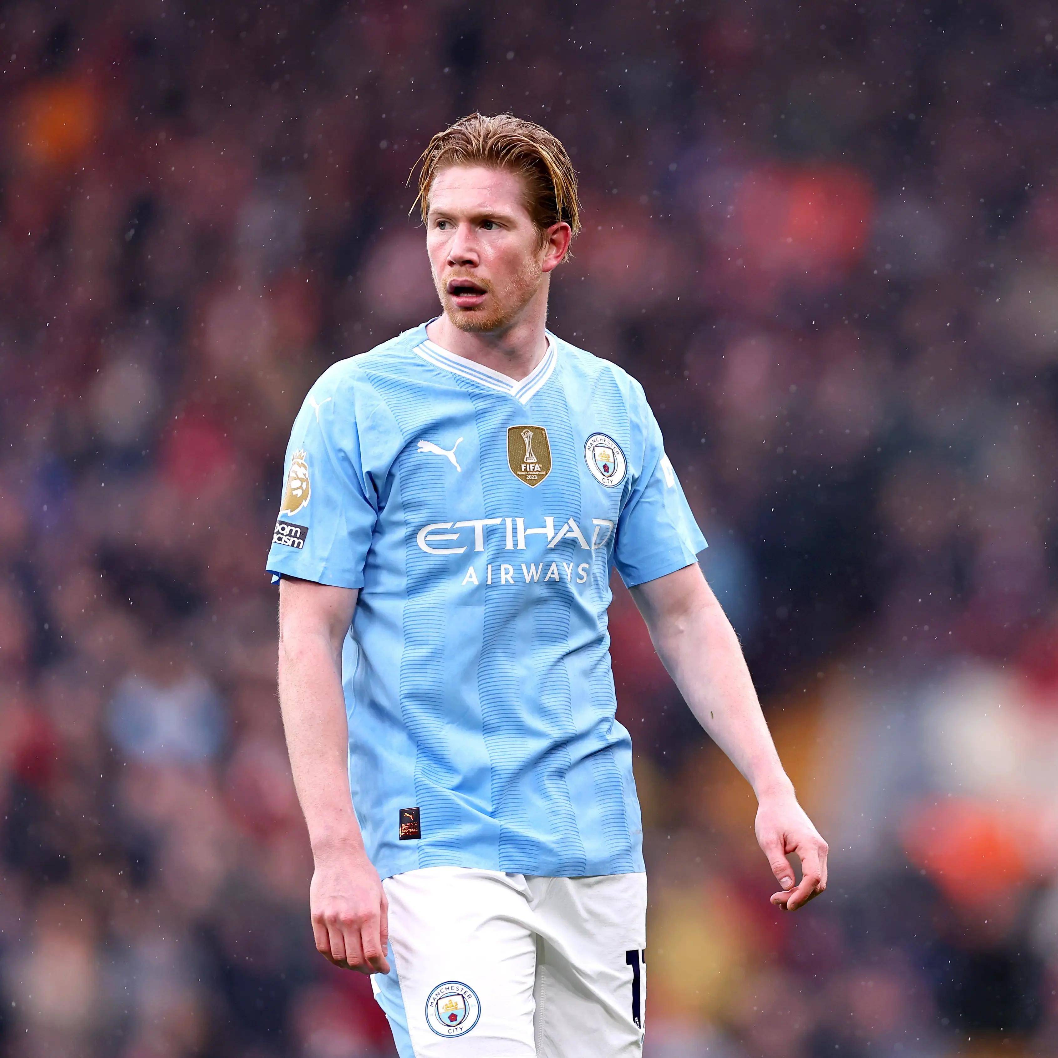 梅西太内向了，主持人说第一句就想拿着奖杯走，不到三年拿四冠