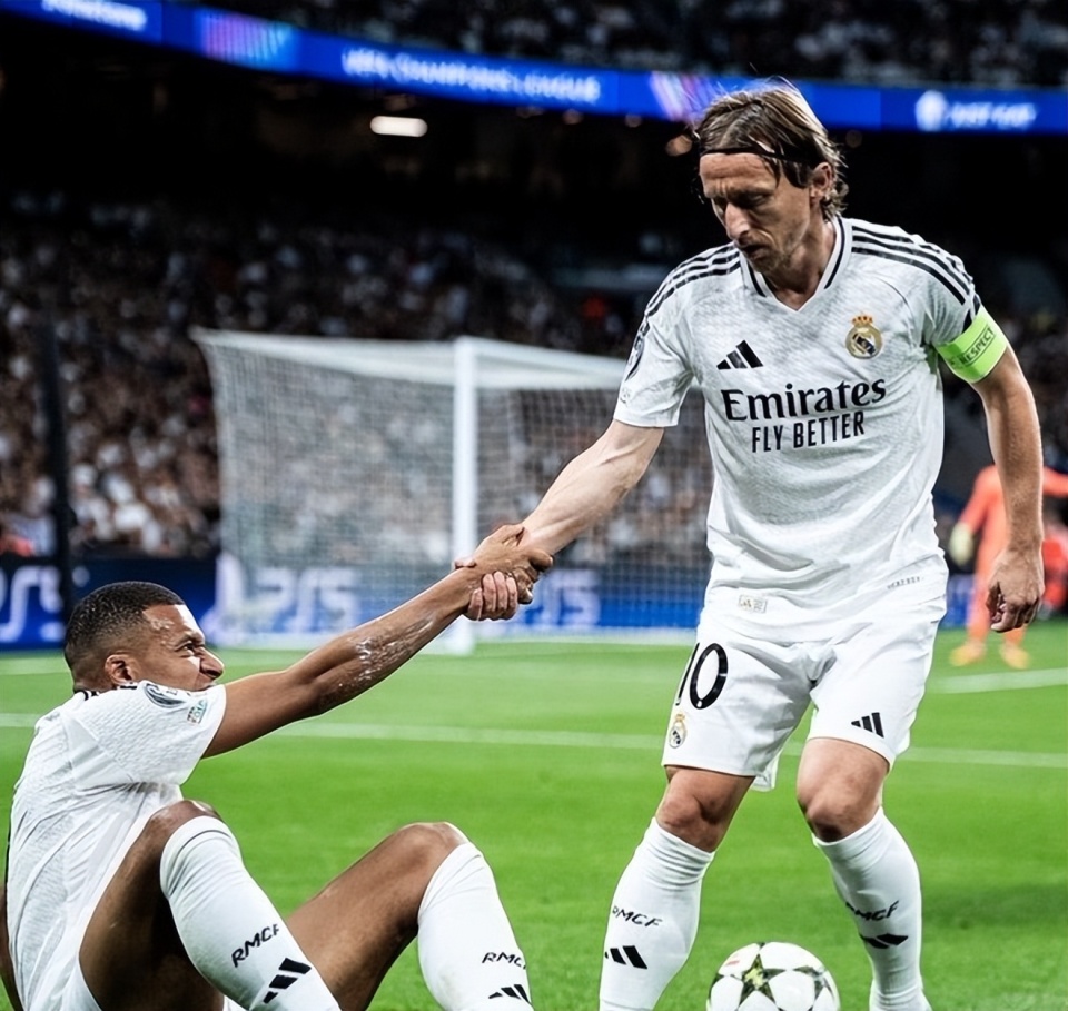 疯狂的足球：米兰门神迈尼昂的盘带合集（足坛狂热：米兰门神迈尼昂盘带集锦）