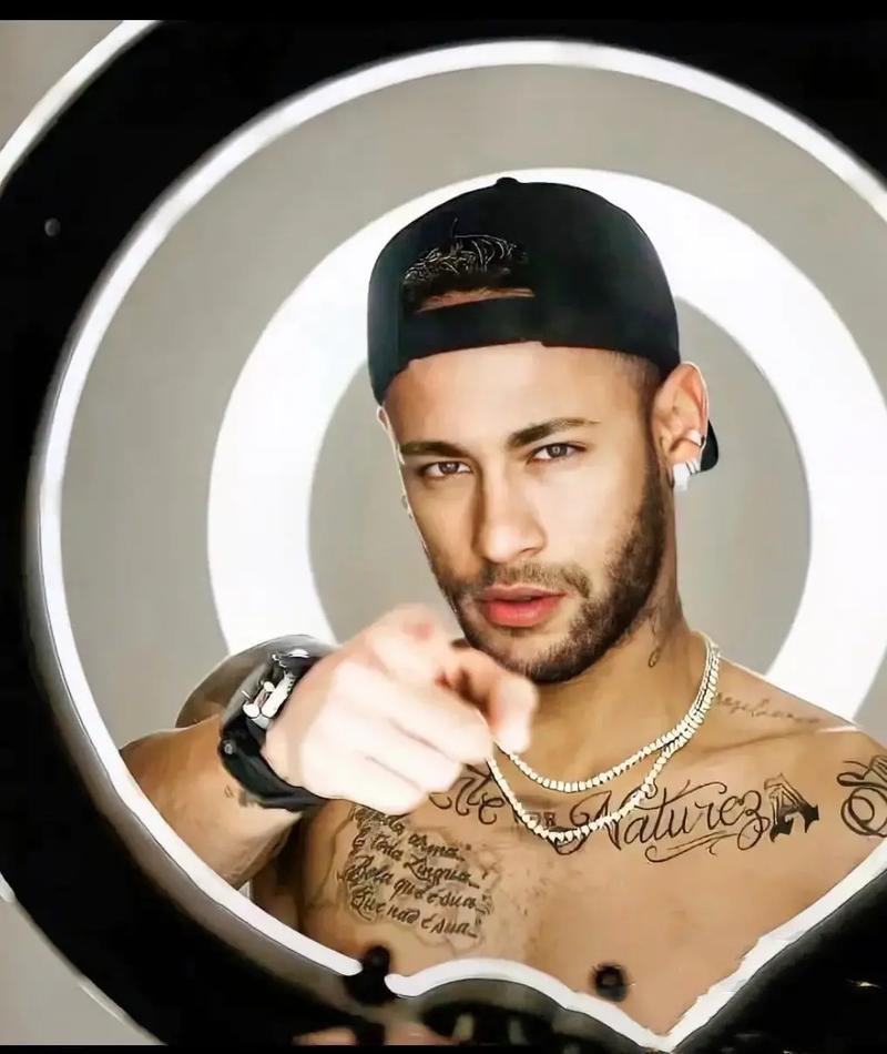 21岁的天空：最佳新人博格巴2014年巴西世界杯个人集锦（博格巴21岁高光时刻：2014年巴西世界杯最佳新秀个人集锦）