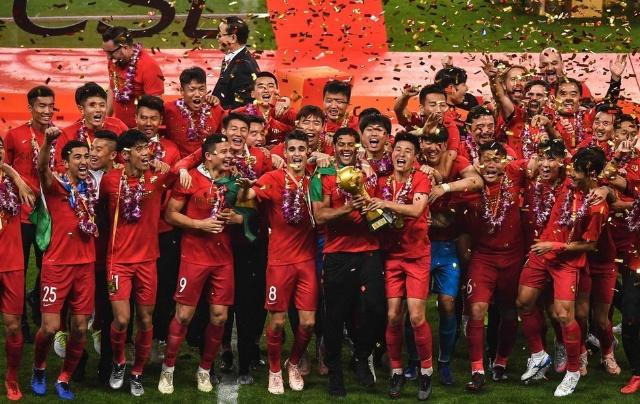 贝蒂斯进球后安东尼在包厢内庆祝，遭塞维球迷辱骂、扔杂物（贝蒂斯破门后，安东尼包厢内庆祝遭塞维球迷辱骂并遭杂物投掷）