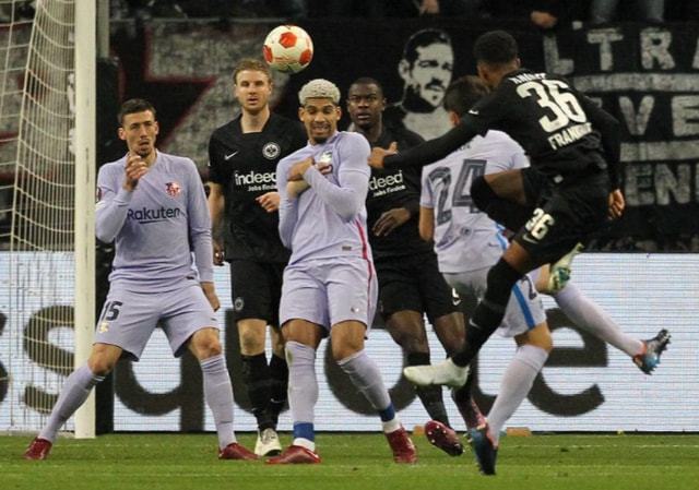 球员摊手表达不满（球员摊手示意不满）