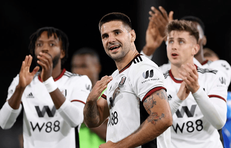 利物浦主帅斯洛特欢迎萨拉赫回归，但其状态仍存疑，萨拉赫将对阵布莱顿，未来决定尚不确定。（利物浦主帅斯洛特欢迎萨拉赫归队，状态仍成疑；将战布莱顿，未来未明）