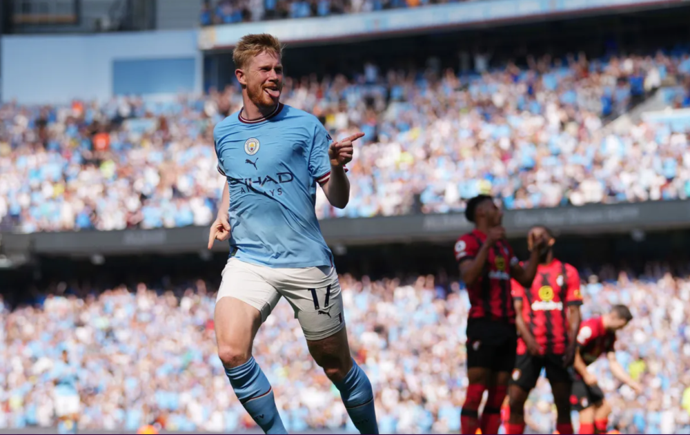 曼联1-1遭保级队逼平引热议，球迷愤怒点评，揪出最大罪人（曼联1-1憾平保级队引发热议，球迷震怒点名最大责任人）