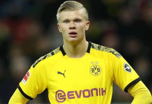 内马尔膝盖手术由曾效力上海海港的爱德华多主刀（前上海海港球员爱德华多为内马尔进行膝盖手术）