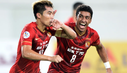 王曼昱“憋笑”嘴角压得好辛苦！想笑又不敢笑，与场上成鲜明对比（王曼昱强忍笑意，嘴角按得紧：想笑不敢笑，与赛场氛围形成强烈反差）